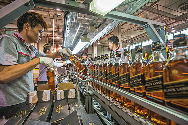 Las ventas de Diageo aumentan mientras los consumidores celebran con licores de lujo