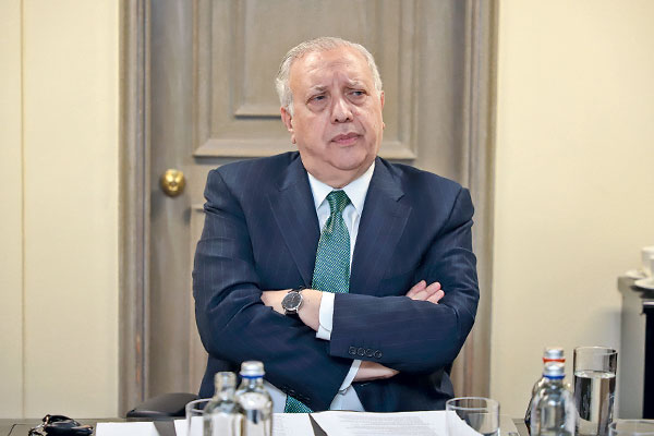 Álvaro Saieh aterriza en Santiago tras acuerdo para cerrar el Capítulo 11 en Estados Unidos