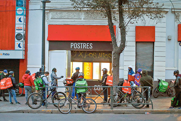 La FNE investiga a las aplicaciones de reparto y pide a locatarios antecedentes de los contratos
