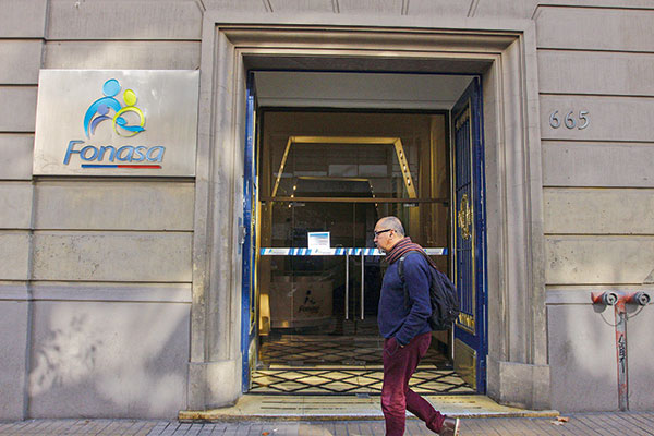 Gobierno se abre a que Fonasa pague directo a las clínicas por atenciones derivadas de la red pública