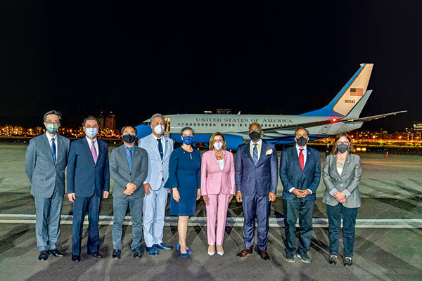 Pelosi llega a Taiwán mientras China intensifica su actividad militar