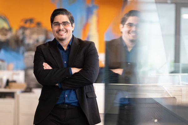 <p>Jonathan González, CEO y cofundador de Raincoat.</p>