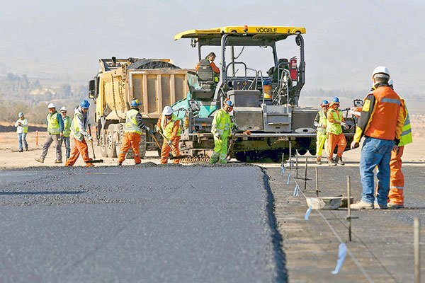 <p>Falta de tiempo, de incentivos y ansiedad tecnológica: las barreras para capacitar online a trabajadores en terreno</p>