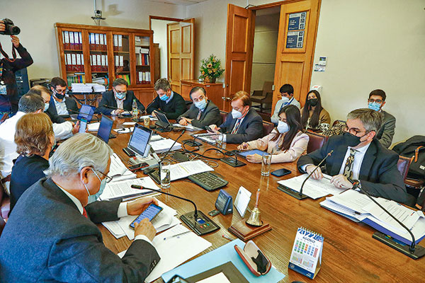 Hacienda calcula que eximir a adultos mayores de cambios en DFL-2 costaría hasta US$ 75 millones por año