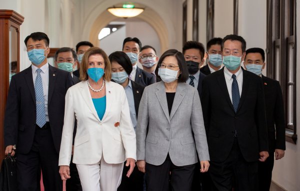 <p>Pelosi se reunió con la presidenta de Taiwán, Tsai Ing-wen, en la oficina presidencial en Taipei. (Foto: Reuters)</p>
