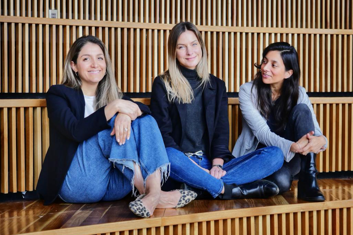 <p>De izquierda a derecha: Paulina Mery, Eva Siebert y María José Urrutia, en el anfiteatro Llanquihue, donde tendrán lugar las TEDxFrutillar.</p>
