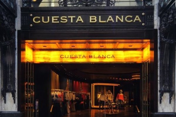 Marca argentina de vestuario Cuesta Blanca se asienta en Chile con su primera tienda en mall capitalino