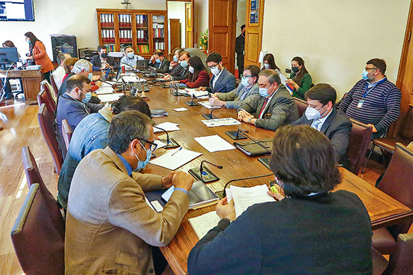 Proyecto que declara feriado el 16 de septiembre avanza en el Congreso y es despachado a la comisión de Hacienda de la Cámara