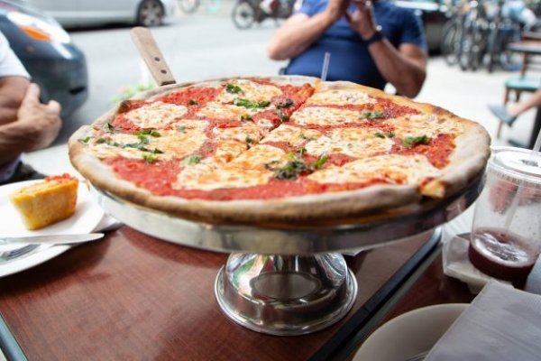 Derrotada por la preferencia por el sabor local, Domino´s Pizza cierra su última sucursal en Italia