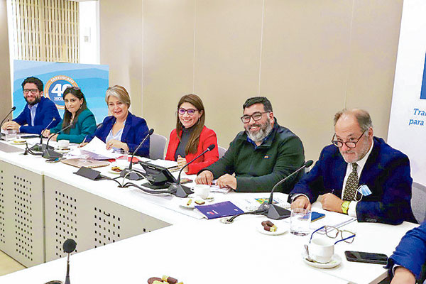 Banco de horas e incluso jornadas de cuatro días: la fórmula de la CPC para aplicar las 40 horas semanales