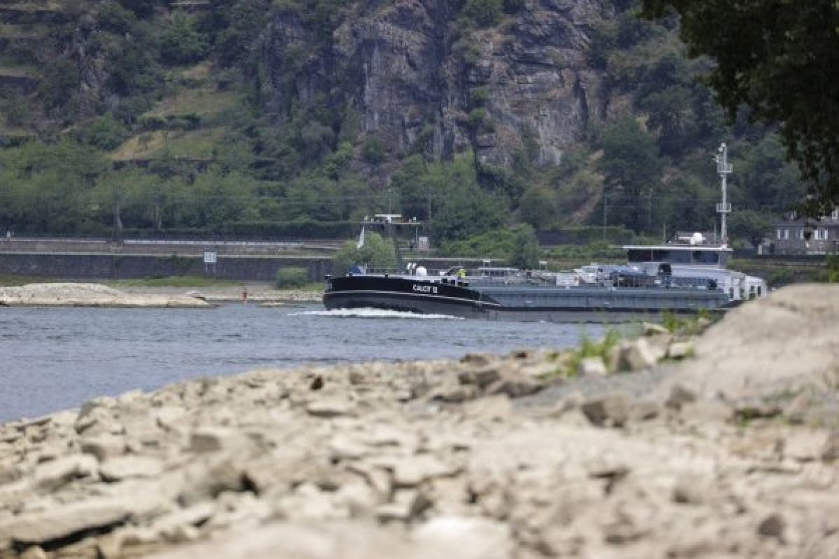<p>Una embarcación atraviesa el río Rin en Alemania. Foto: Bloomberg</p>