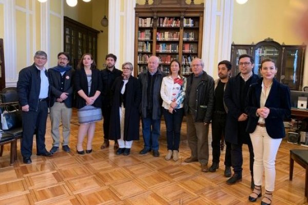 Oficialismo logra acuerdo para modificar la nueva Constitución, pero el PC advierte que no se puede garantizar su cumplimiento