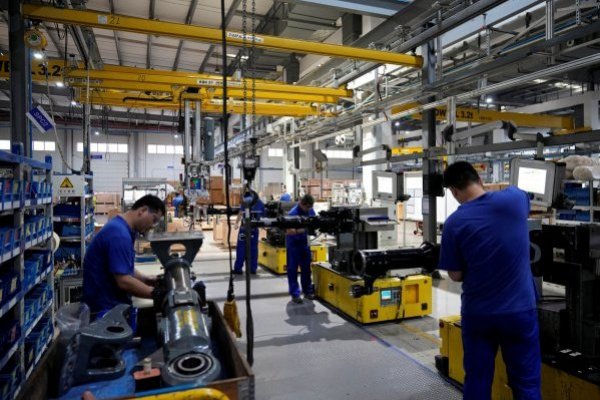 China sorprende con una baja de las tasas de interés mientras las cifras muestran una desaceleración "alarmante"