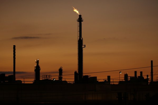 El petróleo cae por tercera sesión: posibilidad de suministro de Irán se suma a presión en precios por temores sobre economía global