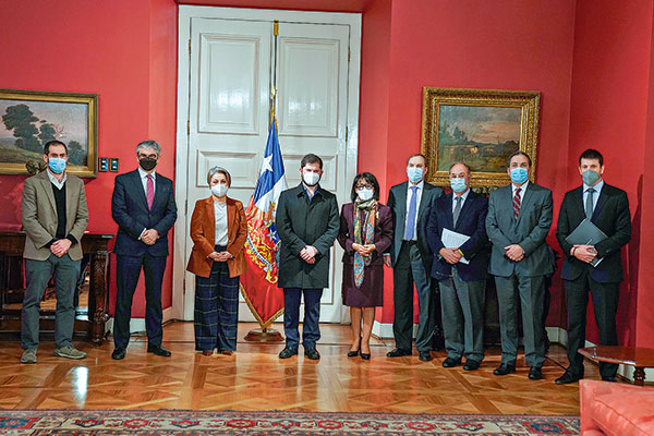 <p>En el encuentro con los representantes empresariales estuvieron presentes, además del Presidente, los ministros de Hacienda, Economía y Trabajo. Foto: Presidencia</p>