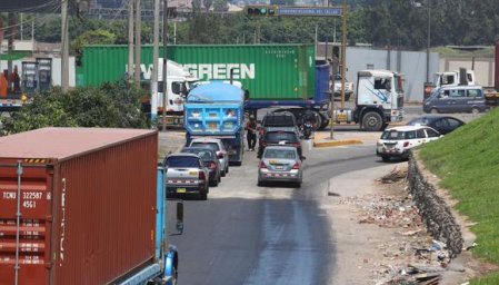 Ordenanza sobre restricciones horarias golpea al transporte de carga de Perú