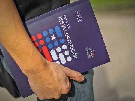 Fitch entrega visión sobre eventual aprobación de nueva constitución en Chile