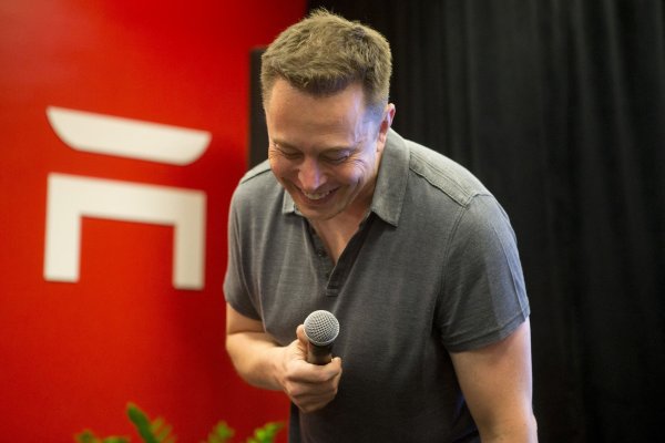 Elon Musk dice que estaba bromeando sobre la compra del Manchester United, cuyas acciones subieron