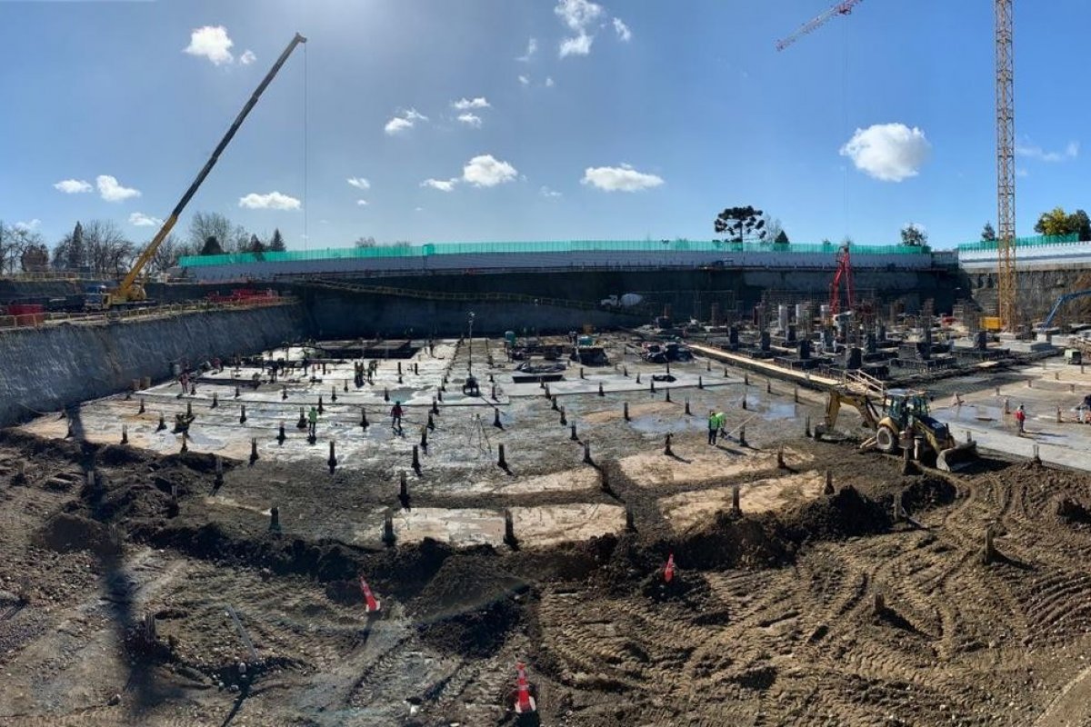 <p>Crece la lista: constructora pide su quiebra y apunta al estallido social, robo de materiales y “excesiva” alza de costos</p>