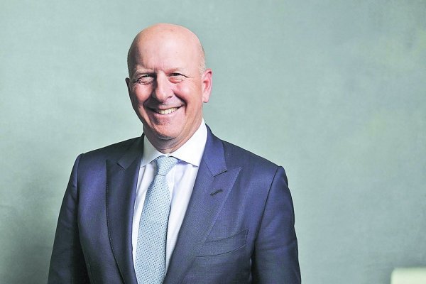 Desde su participación en la serie Billions hasta su presentación en Lollapalooza, el extravagante estilo del CEO de Goldman Sachs