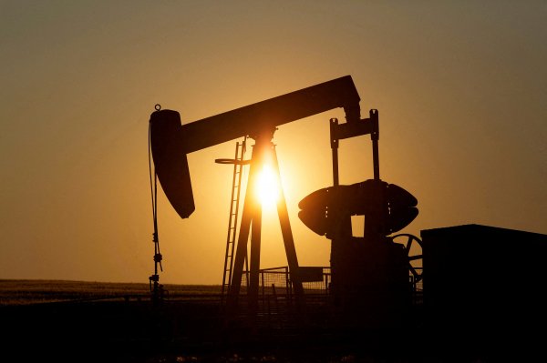 Petróleo se dirige a una pérdida semanal: preocupaciones por la desaceleración económica compensan la demanda de EEUU