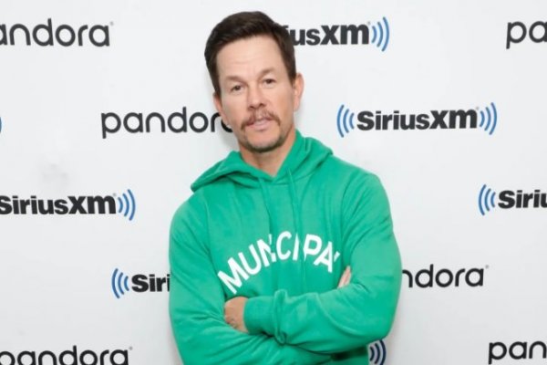 Cadena de gimnasios respaldada por Mark Wahlberg pasa de las abdominales a una crisis crediticia