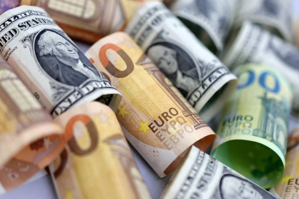 Euro cae a nuevos mínimos de 20 años por la crisis energética en Europa