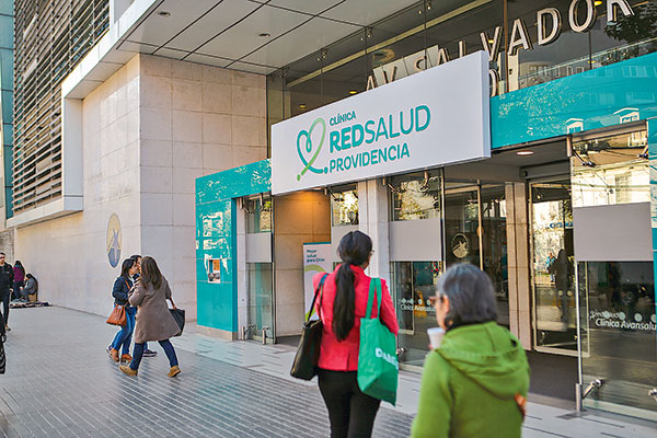 Utilidades de Red Salud cayeron 58% en el primer semestre por alza de costos