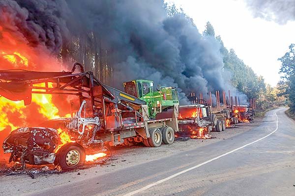 <p>Coordinadora Arauco Malleco acusa persecución política tras detención de Llaitul y llama a redoblar ataques a industrias</p>