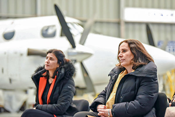 <p>Canciller Urrejola y directora general (s) de ProChile, Paulina Valderrama, visitaron la empresa Aerovías DAP este miércoles en Punta Arenas. </p>