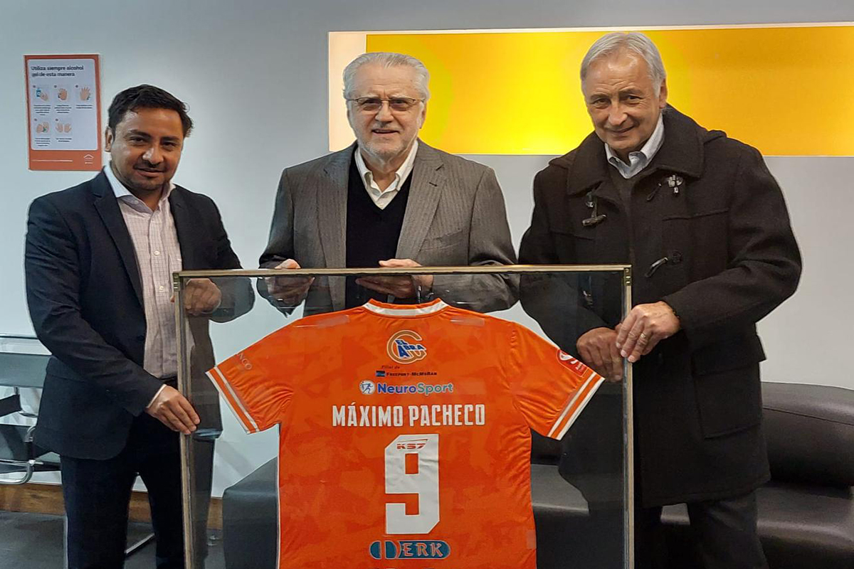 <p>Máximo Pacheco hace campaña para que Cobreloa tenga socios</p>