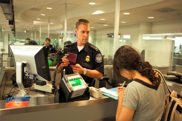 “Turismo criminal” pone en peligro visa Waiver para Chile