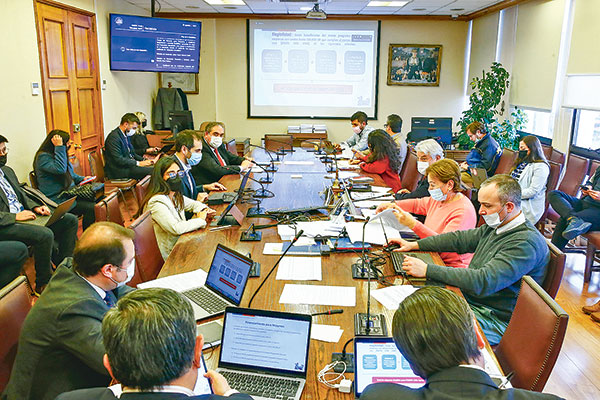 Reforma tributaria: asesores abordarán impuesto de 1,8%, gastos en arriendo y DFL-2