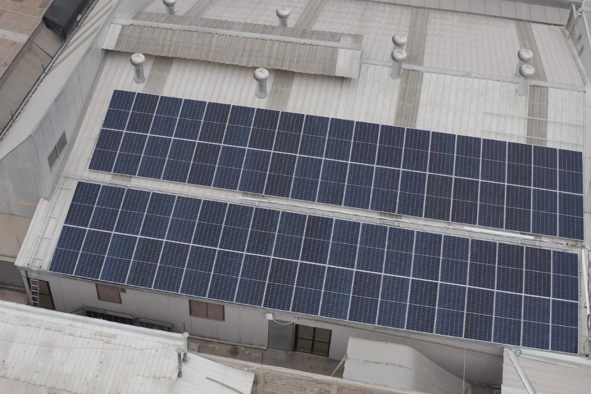 <p>La planta cuenta con 90 paneles solares en su techo.</p>