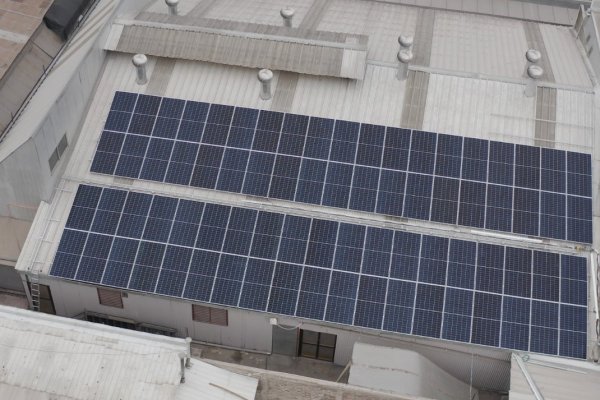 Startup Green Glass inauguró planta de producción con energía solar en la comuna de Peñalolén