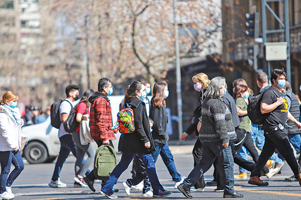 Más de 2,8 millones de personas ocupadas trabajan en Chile sin contrato ni cobertura previsional