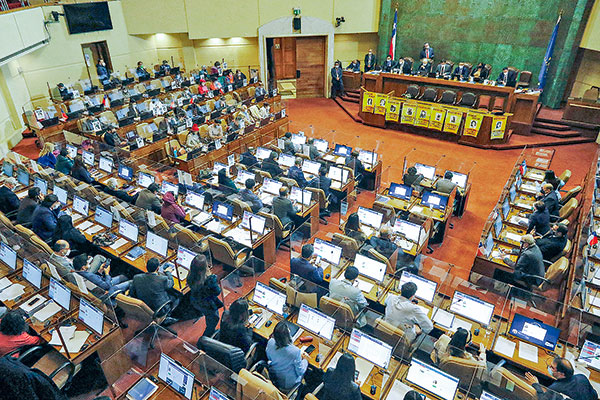 <p>Comisión dio luz verde al proyecto que termina con los quórums supra mayoritarios y se vota este miércoles en la Sala de la Cámara</p>
