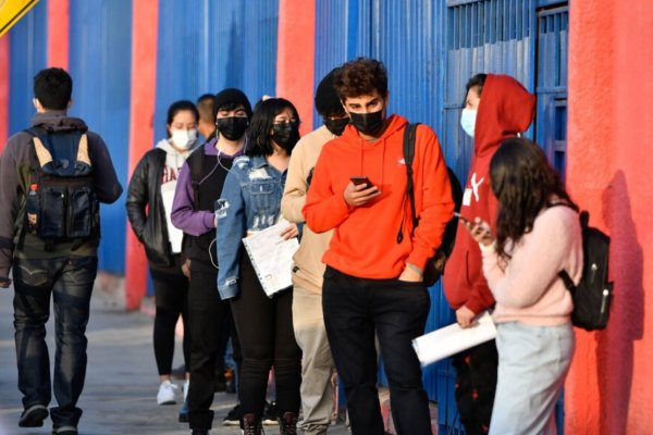 Costo de vida, cambio climático y salud mental entre las principales preocupaciones de millennials y centennials en Chile