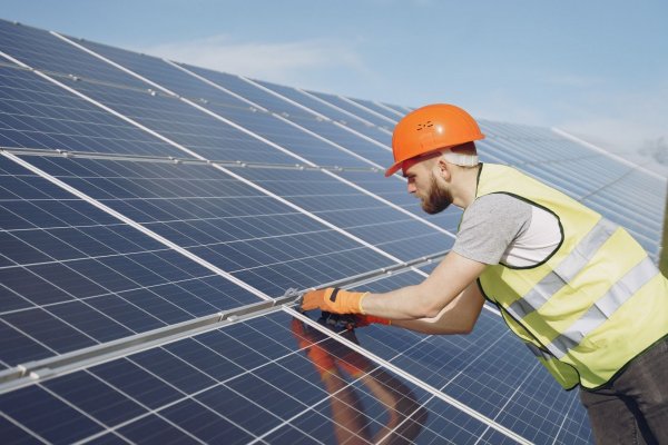 Empresa española Enerside Energy construirá cinco plantas fotovoltaicas en Chile