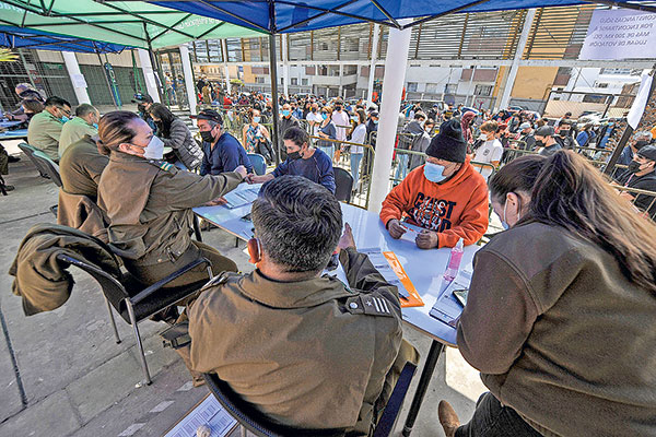 <p>Largas filas para excusarse en las Comisarías de todo el país</p>