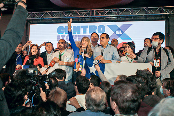 <p>Comenzaron a celebrar desde que se abrieron las primeras mesas en la Región de Magallanes. Foto: Veronica Ortiz</p>