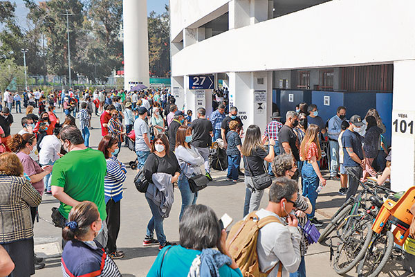 <p>El voto obligatorio se tradujo en una alta participación en el plebiscito. Foto: Julio Castro</p>
