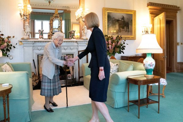 <p>Truss recibió el encargo de formar gobierno por parte de la reina Isabel II en el castillo escocés de Balmoral. (Foto: Reuters)</p>