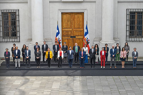 <p>Claves del cambio de gabinete que terminó con el diseño original de Boric y dejó la política y la economía en manos de la centroizquierda</p>