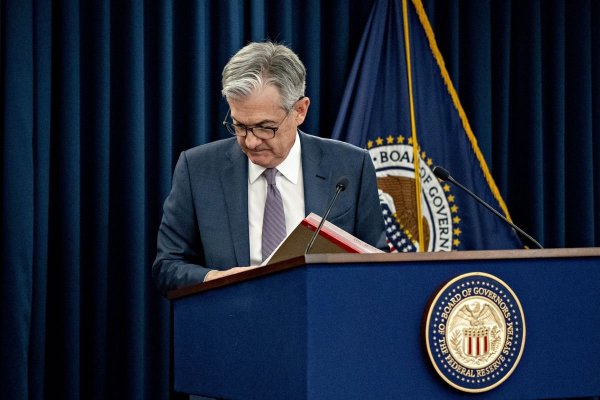 Powell asegura que la inflación se puede controlar sin "costos sociales muy altos"