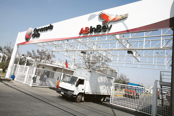 AB InBev abandona gremio cervecero de Chile: "No se les ha dado espacio a los pequeños productores"