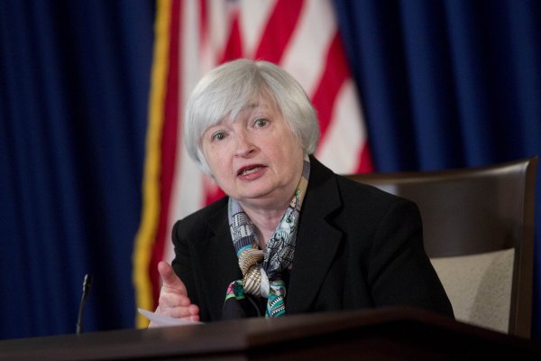 Yellen dice que no habrá mercado laboral fuerte a largo plazo si la inflación se mantiene alta