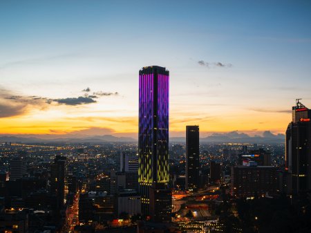 Esfuerzos para frenar alzas de tarifas eléctricas en Colombia podrían afectar perfil crediticio de empresas