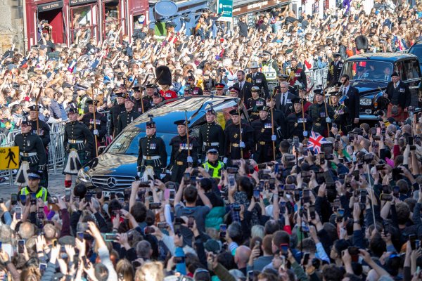 <p>Miles de personas hacen fila en Londres para la capilla ardiente de Isabel II</p>