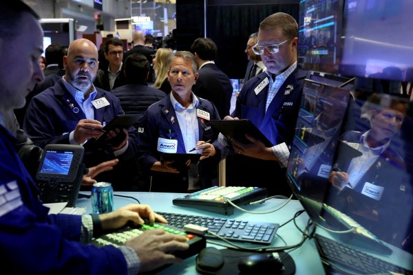 Wall Street baja y cierra su peor semana desde que las acciones tocaron fondo en junio